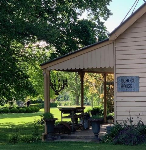 Schoolhouse的一个带野餐桌的凉亭和一所学校