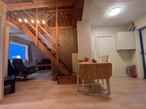 Zimmer mit Tisch und Stühlen in einer Scheune in der Unterkunft CC`s Green house in Tromsø