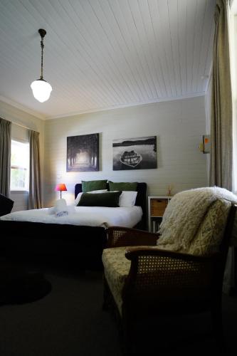 Schoolhouse的带一张大床和一张沙发的卧室