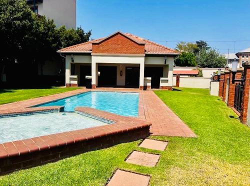 ein Haus mit einem Swimmingpool im Hof in der Unterkunft Sandton Skyline Suite - 2 Bedroom Apartment in Sandton