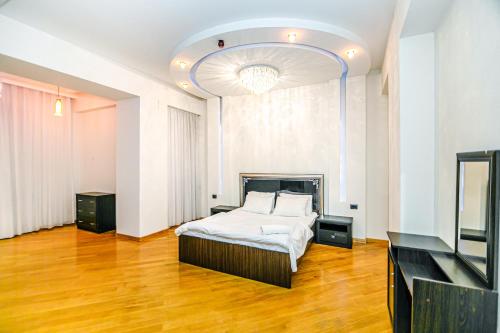 Großes Zimmer mit einem Bett und einem TV. in der Unterkunft Apartment On VIP Nizami Street in Baku