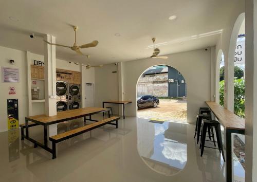 uma sala de jantar com uma mesa e um carro na garagem em Hatyai Merridian Hotel em Hat Yai