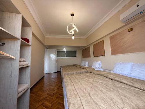 Postel nebo postele na pokoji v ubytování Golden mile - Downtown Cairo