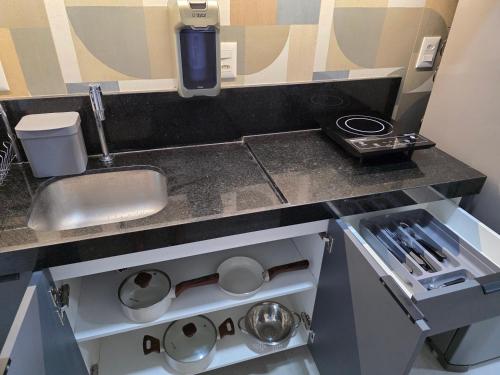 eine Küche mit Spüle und Arbeitsplatte in der Unterkunft Beach Class Summer Residence em Porto de Galinhas in Porto De Galinhas