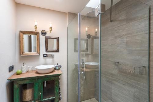 um banheiro com pia e box de vidro em Ca Na Búger em Valldemossa