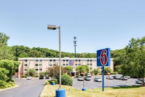 a street light in front of a parking lot at Motel 6-Milford, CT in Milford