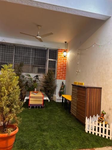 Κήπος έξω από το Designer Room in Villa with Gym, Garden, Free Parking and WiFi