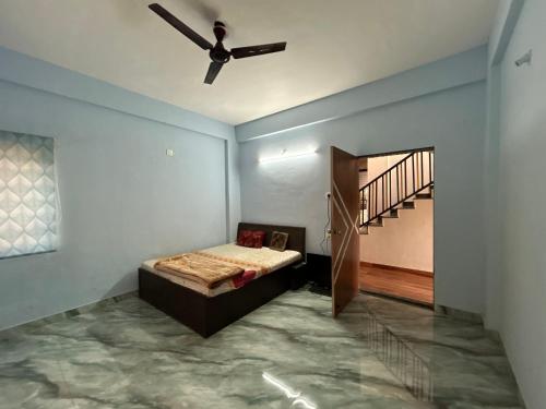 Postel nebo postele na pokoji v ubytování Srushti Farms