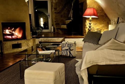 ein Wohnzimmer mit Couch und Kamin in der Unterkunft Collias Bord du Gardon, near Uzès and Pont du Gard in Collias