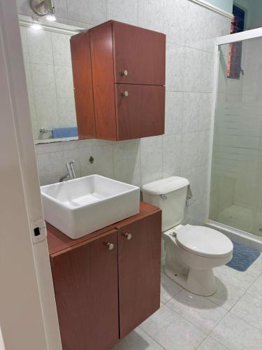 ein Badezimmer mit Waschbecken und Toilette in der Unterkunft Located in the heart of Mañongo in Naguanagua