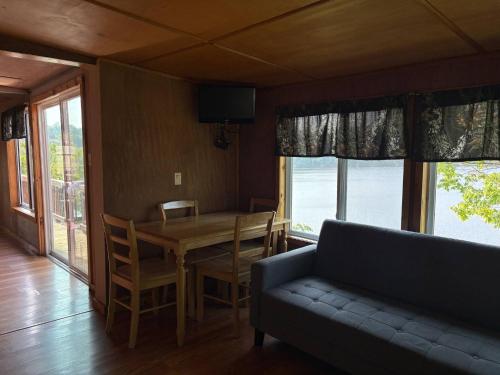 Posezení v ubytování The Lookout- Renovations and upgrades coming