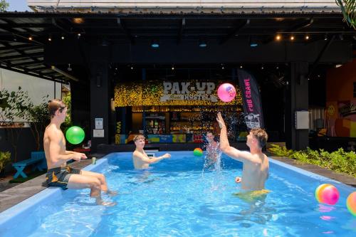 甲米镇派科上酒店的一群人在游泳池玩球