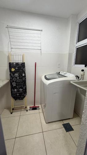 un bagno bianco con un water e un lavandino di Apartamento a Rio Verde