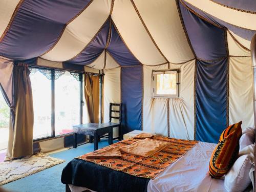 Ένα ή περισσότερα κρεβάτια σε δωμάτιο στο Merzouga Stars Luxury Camp