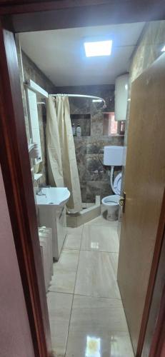 un bagno con due wc, un lavandino e una doccia di Apartment City Centar a Banja Luka