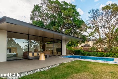 Bazén v ubytování Cedar Home Tagaytay Poolside Stay Taal View nebo v jeho okolí