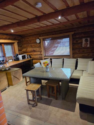 NogoSaunamaja的客厅里有一张桌子和一张沙发