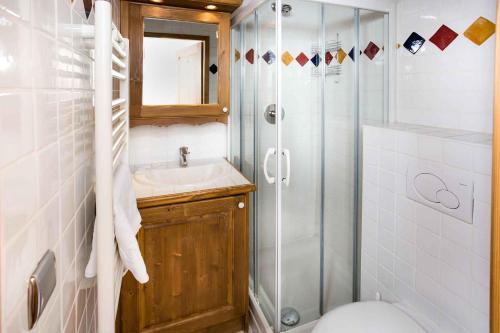 une salle de bain avec une douche, un lavabo et des toilettes dans l'établissement Villa Vallet Apartment - Chamonix All Year, à Chamonix-Mont-Blanc