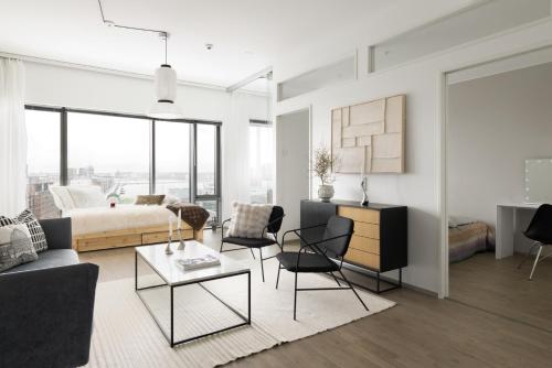 Posezení v ubytování Scandinavian Minimalist Seaside Flat on Top Metro with downtown view