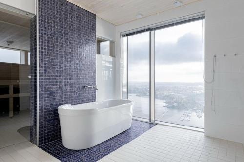 Koupelna v ubytování Scandinavian Minimalist Seaside Flat on Top Metro with downtown view