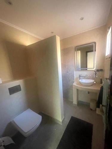 Riad Nora - Confort, Calme & Sécurité في مراكش: حمام مع مرحاض أبيض ومغسلة