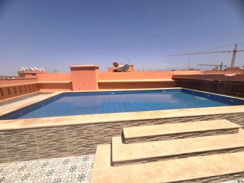 ein Swimmingpool auf dem Dach eines Hauses in der Unterkunft Appartement de prestige Gueliz kasbel 212 in Marrakesch