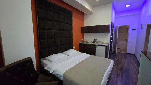 Postel nebo postele na pokoji v ubytování Armeni Apart Hotel