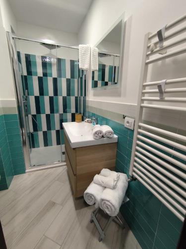 a bathroom with a sink and a shower at Alisea Home in Nerano