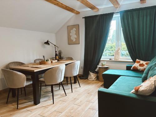 een woonkamer met een tafel en een bank bij Rzeczny Zakątek in Zawoja