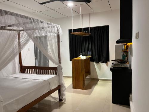 Postel nebo postele na pokoji v ubytování Iyra Homes - Hikkaduwa