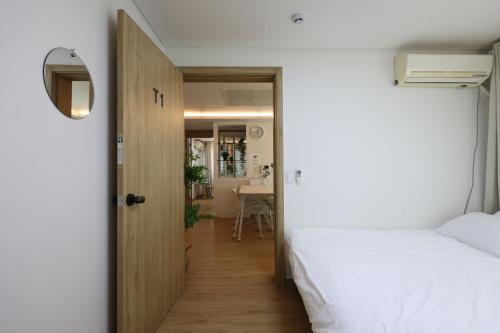 Una cama o camas en una habitación de HONGDAE t HOUSE