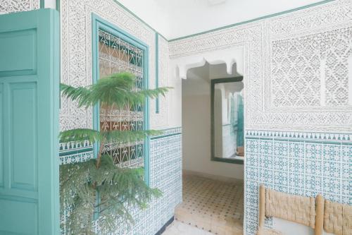 einen Flur mit blau und weiß gefliesten Wänden in der Unterkunft Riad 111 & Spa in Marrakesch