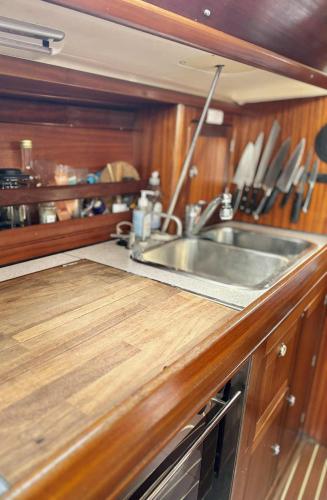 a kitchen with a sink and a counter top at Veludstyret båd, med indbygget varme og gratis Wifi in Faaborg