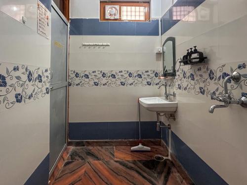 a bathroom with a shower and a sink at Logbaag Stays Bir in Bīr