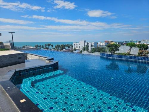 a large swimming pool on top of a building at The patio บางแสน in Ban Bang Saen (1)