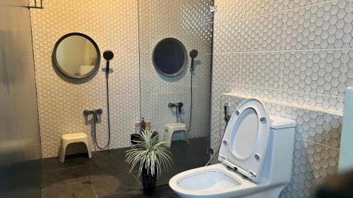 Et badeværelse på Tabi Bito Poolvilla ทาบิ บิโตะ