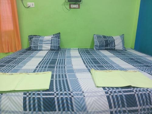 En eller flere senge i et værelse på Krishna Home stay