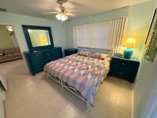 Postel nebo postele na pokoji v ubytování Cozy one bedroom with great water views lots of room