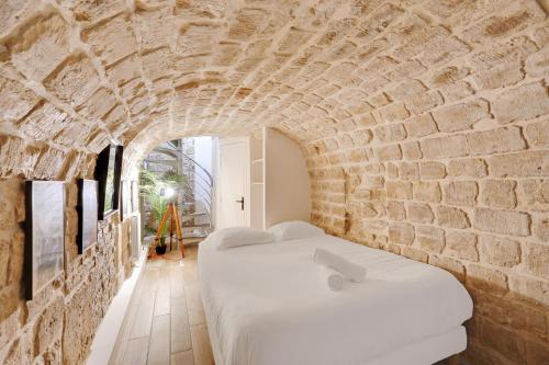 Paris Hideaway, Private Cinema - GetHosted