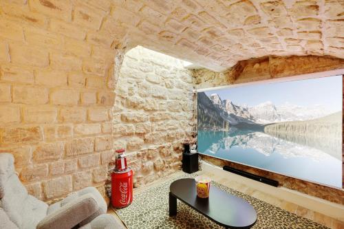 Paris Hideaway, Private Cinema - GetHosted