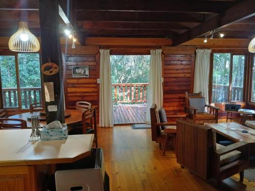 自然谷Peaceful Forest Getaway in Natures Valley的客厅设有木墙和大窗户