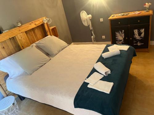 een slaapkamer met een bed met twee handdoeken erop bij La maison de Bonnevel in Civray-de-Touraine