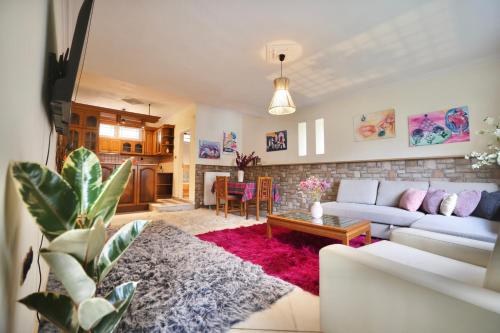 Cozy tricolor 2 bdr apt with gym & parking