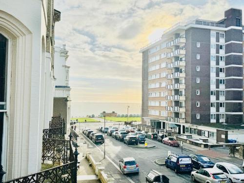 3 bedroom High Ceiling Flat with Seaview photo 12