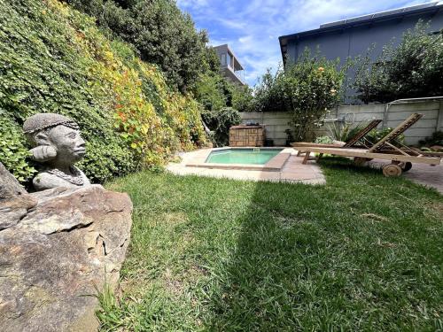 Κήπος έξω από το Spacious Seaside Escape - Pool,Fireplace,Great view