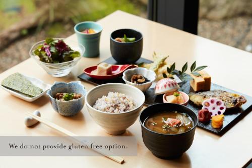 Jídlo v hotelu nebo okolí