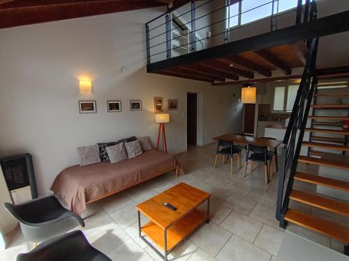 a living room with a bed and a table at Casa con vista al Piltri in El Bolsón