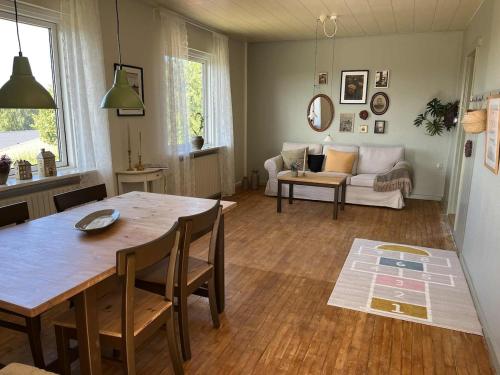 un salon avec une table et un canapé dans l'établissement Grandmothers home, à Randers