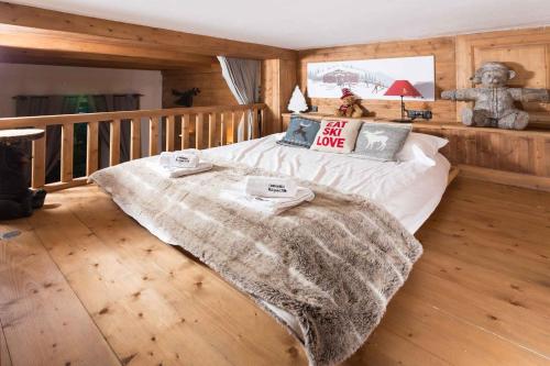 ein Schlafzimmer mit einem großen Bett mit einer weißen Bettdecke in der Unterkunft Lou Lou Apartment - Chamonix All Year in Chamonix-Mont-Blanc