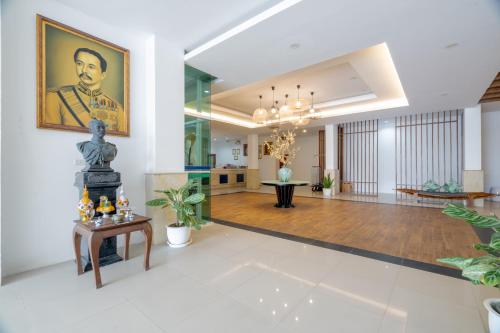 ein großes Wohnzimmer mit einem Gemälde an der Wand in der Unterkunft Blue Beach Grand Resort And Spa in Rawai Beach